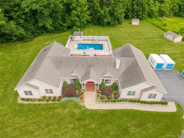 84 Pin Oak Drive, New Windsor, NY 12553