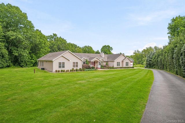 84 Pin Oak Drive, New Windsor, NY 12553