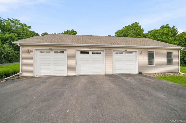 84 Pin Oak Drive, New Windsor, NY 12553