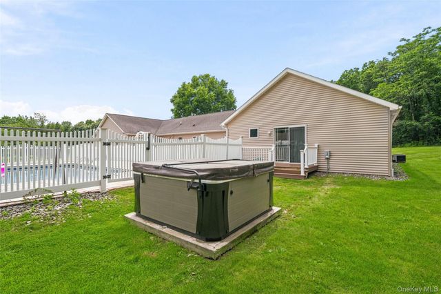 84 Pin Oak Drive, New Windsor, NY 12553