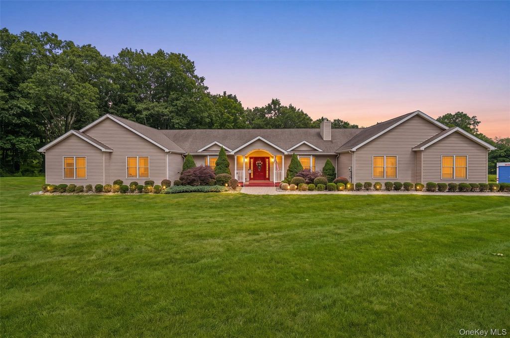 84 Pin Oak Drive, New Windsor, NY 12553