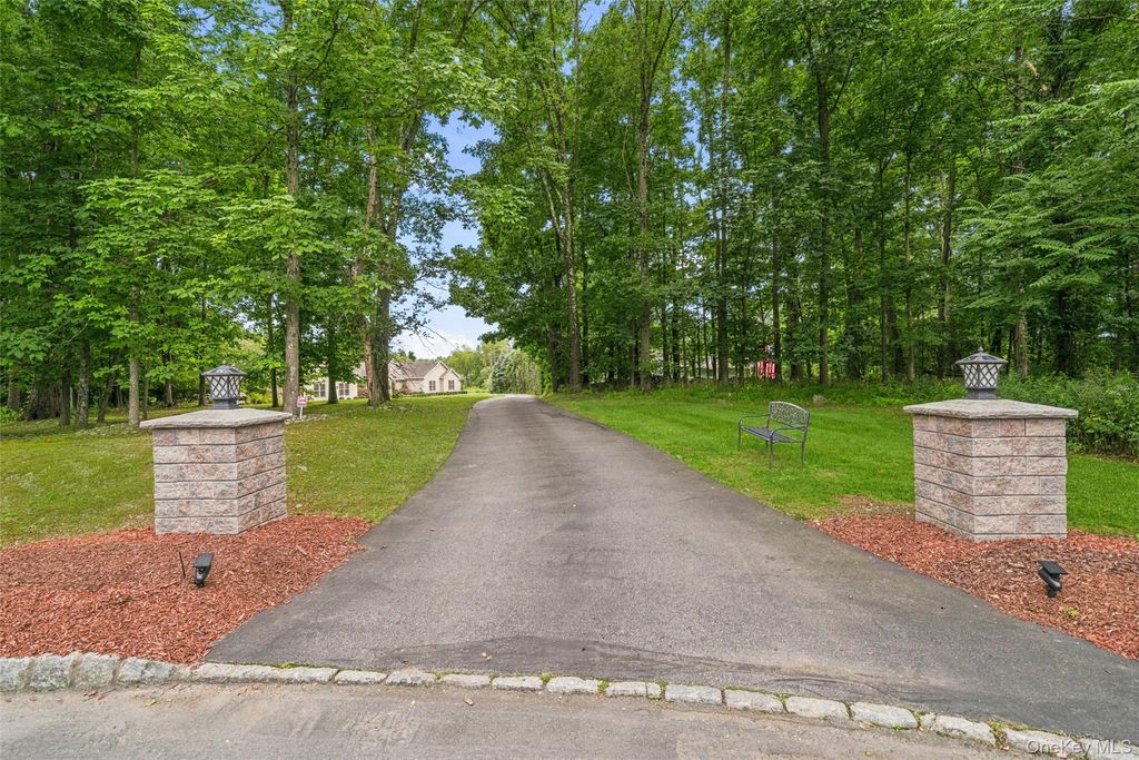84 Pin Oak Drive, New Windsor, NY 12553 — photo 4