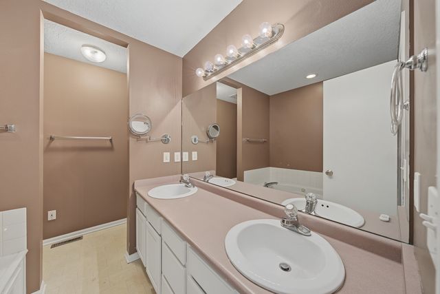 3700 SW 34th Place, Des Moines, IA 50321
