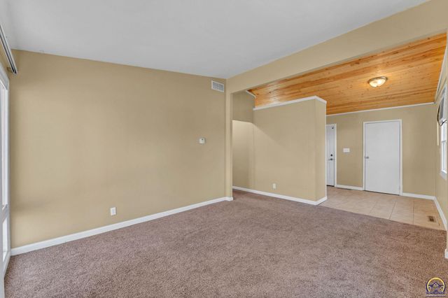 909 SW 31st St, Topeka, KS 66611