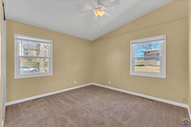 909 SW 31st St, Topeka, KS 66611