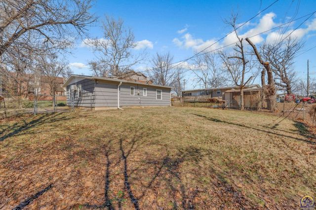 909 SW 31st St, Topeka, KS 66611