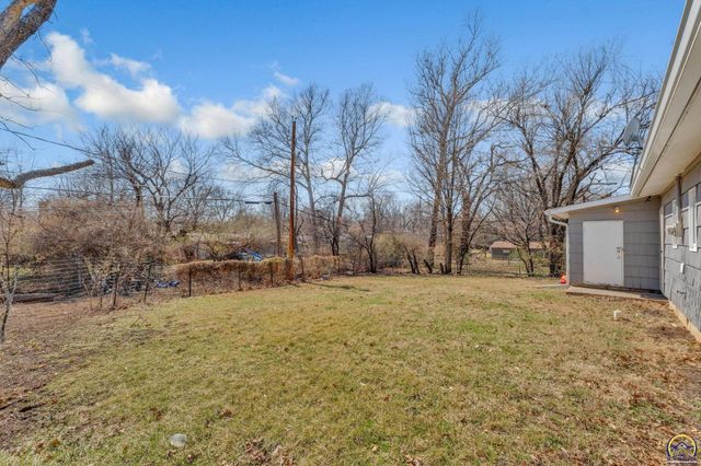 909 SW 31st St, Topeka, KS 66611