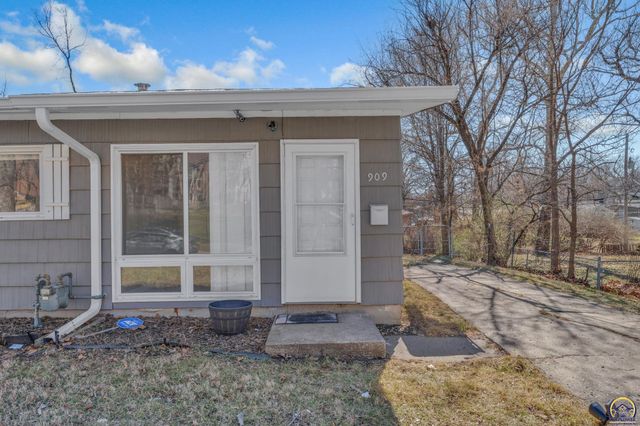 909 SW 31st St, Topeka, KS 66611