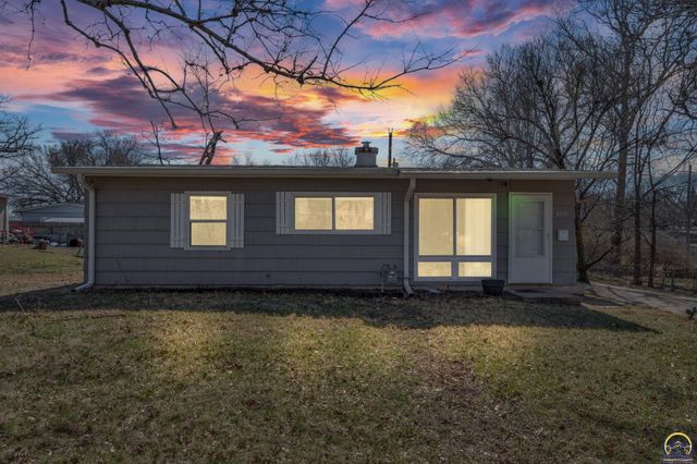 909 SW 31st St, Topeka, KS 66611