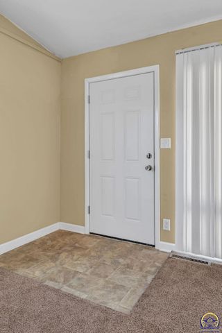 909 SW 31st St, Topeka, KS 66611