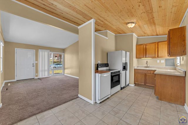 909 SW 31st St, Topeka, KS 66611