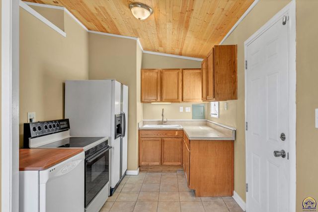 909 SW 31st St, Topeka, KS 66611