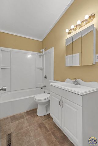 909 SW 31st St, Topeka, KS 66611