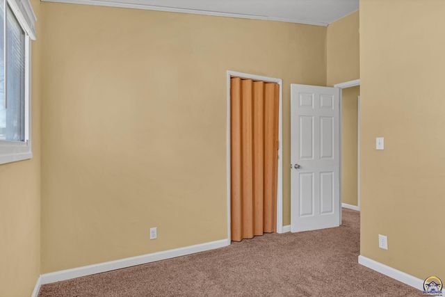 909 SW 31st St, Topeka, KS 66611