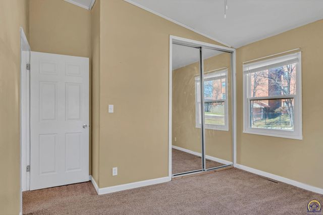 909 SW 31st St, Topeka, KS 66611