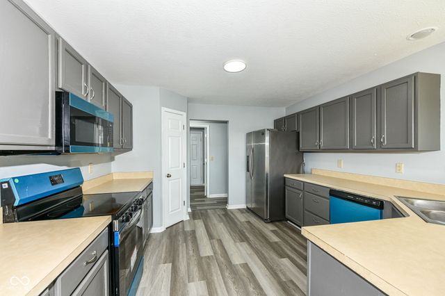 6384 Hillview Circle, Fishers, IN 46038
