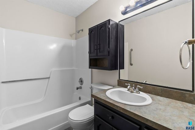 2009 S Cambridge Ave Avenue, Sioux Falls, SD 57106