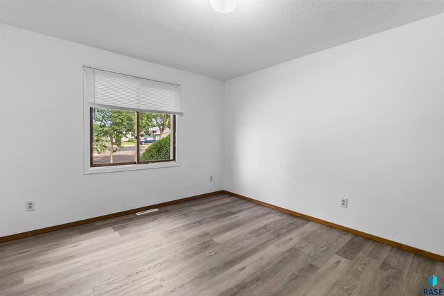 2009 S Cambridge Ave Avenue, Sioux Falls, SD 57106