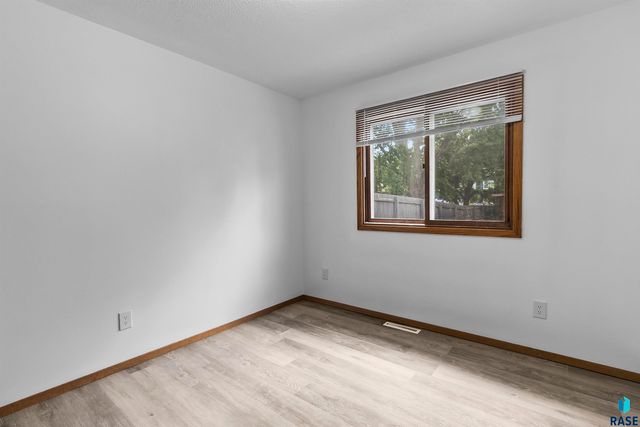 2009 S Cambridge Ave Avenue, Sioux Falls, SD 57106