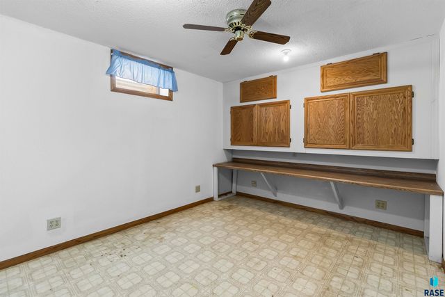2009 S Cambridge Ave Avenue, Sioux Falls, SD 57106