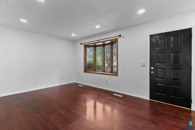 2009 S Cambridge Ave Avenue, Sioux Falls, SD 57106