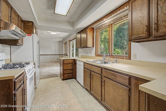1921 Briarwood Drive, Lansing, MI 48917