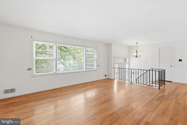 8400 BOUND BROOK LN, Alexandria, VA 22309