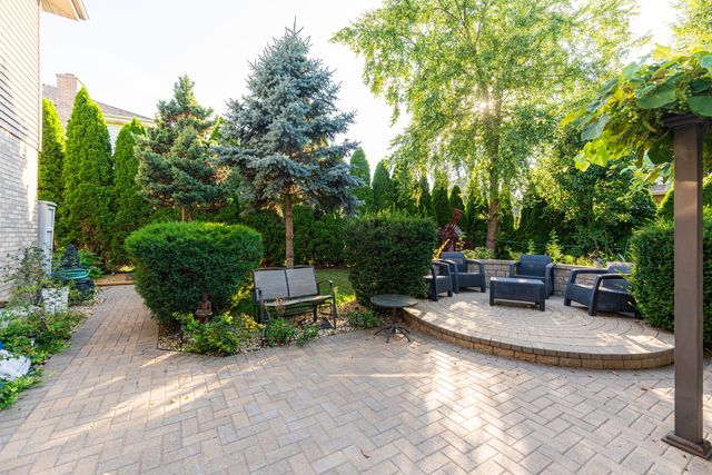 1233 Covington Drive, Lemont, IL 60439