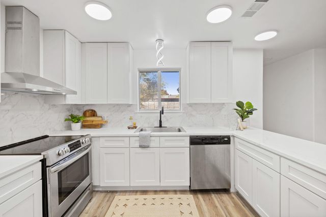 902 Virginia DR, Round Rock, TX 78664