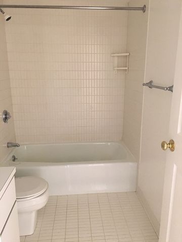 193 Oak St 308, Newton, MA 02464