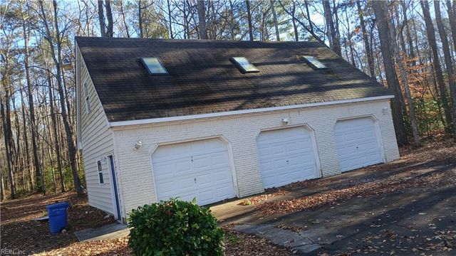 2325 Woodhurst LN, Chesapeake, VA 23322