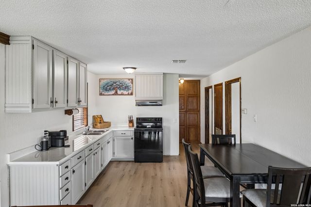 408 Edge Hill Dr, Canyon Lake, TX 78133
