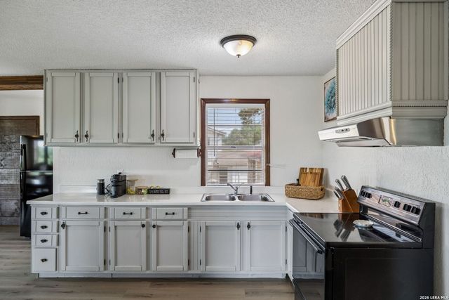 408 Edge Hill Dr, Canyon Lake, TX 78133