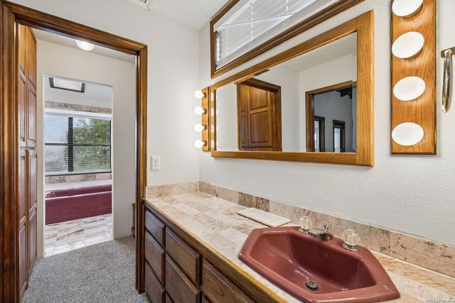 408 Edge Hill Dr, Canyon Lake, TX 78133