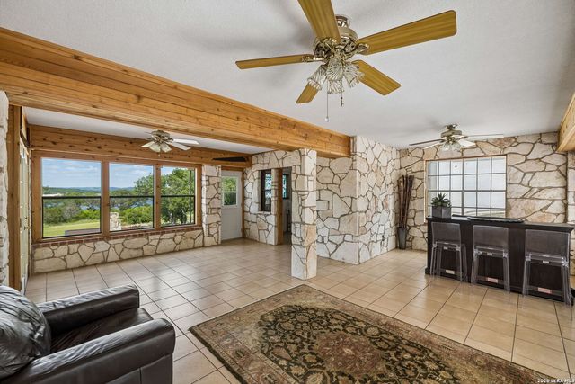 408 Edge Hill Dr, Canyon Lake, TX 78133