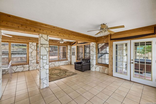 408 Edge Hill Dr, Canyon Lake, TX 78133