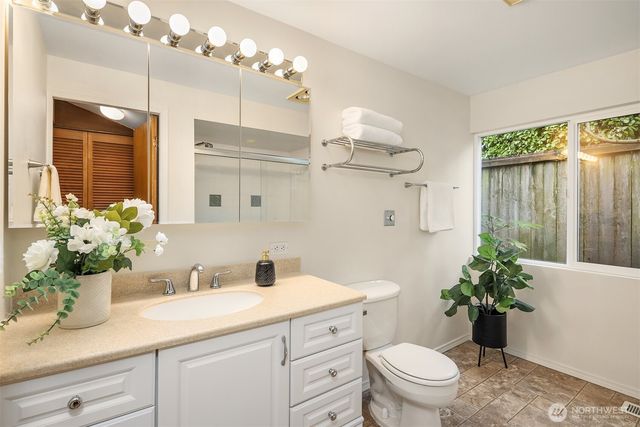 17814 NE 8th Place, Bellevue, WA 98008