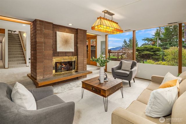 17814 NE 8th Place, Bellevue, WA 98008