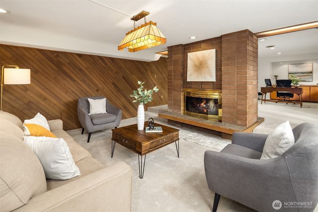 17814 NE 8th Place, Bellevue, WA 98008