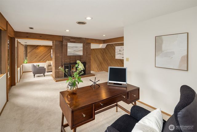 17814 NE 8th Place, Bellevue, WA 98008