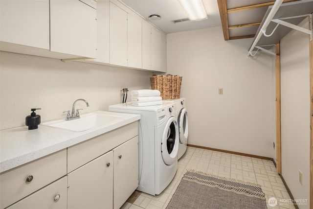 17814 NE 8th Place, Bellevue, WA 98008