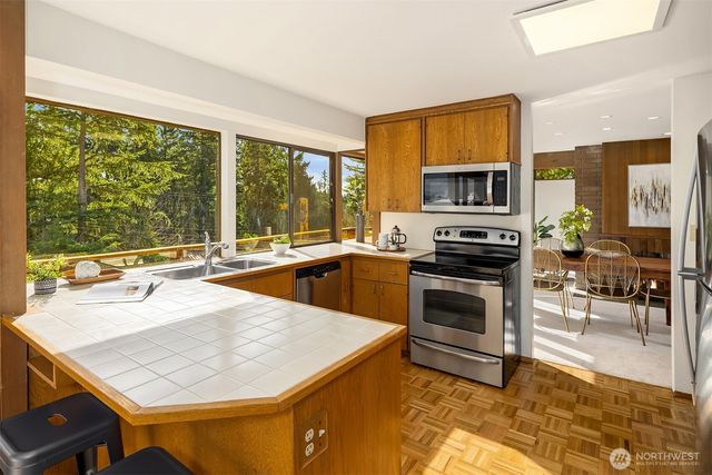 17814 NE 8th Place, Bellevue, WA 98008