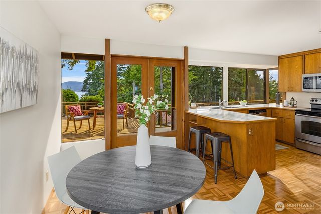 17814 NE 8th Place, Bellevue, WA 98008