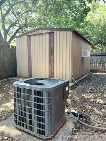 1924 9th NW, Ardmore, OK 73401