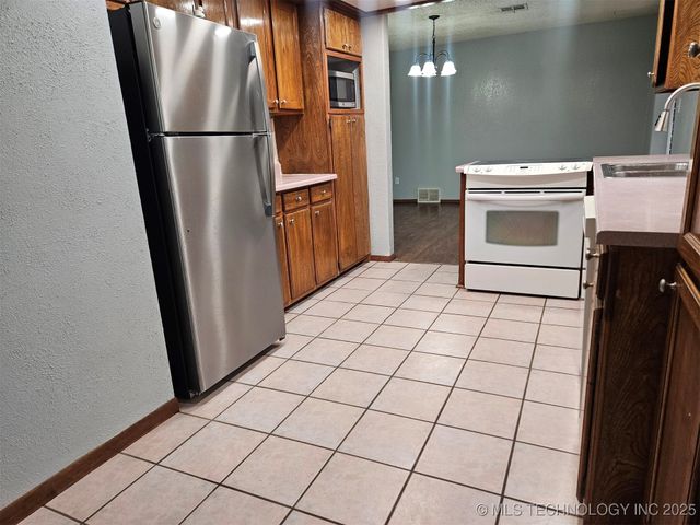 1924 9th NW, Ardmore, OK 73401