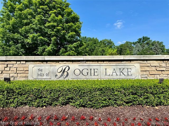 5693 Strawberry Circle, Commerce Twp, MI 48382