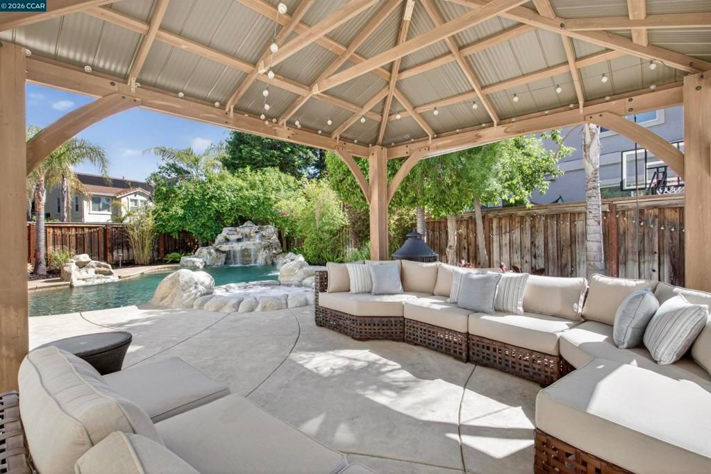 Image 14 of property listing at 858 Lindrick Ct, Brentwood, CA 94513