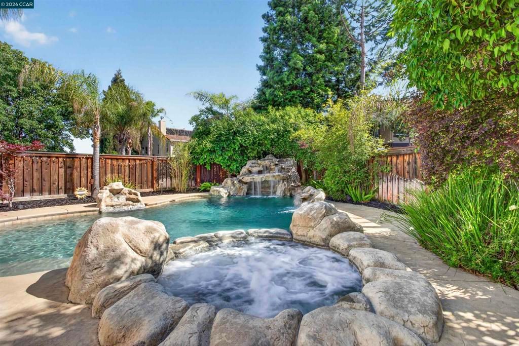 Image 3 of property listing at 858 Lindrick Ct, Brentwood, CA 94513