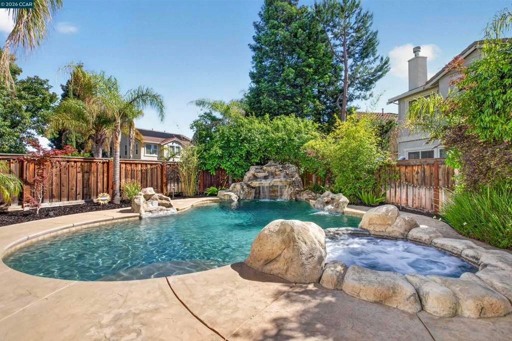 Image 4 of property listing at 858 Lindrick Ct, Brentwood, CA 94513