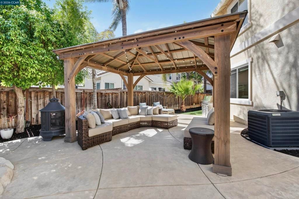 Image 8 of property listing at 858 Lindrick Ct, Brentwood, CA 94513